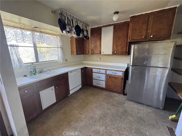 327 E Zermatt Drive, Crestline, CA 92325