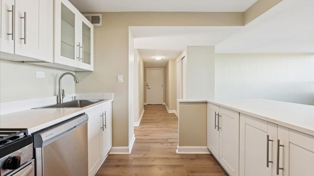 3950 N Lake Shore Drive 1706, Chicago, IL 60613