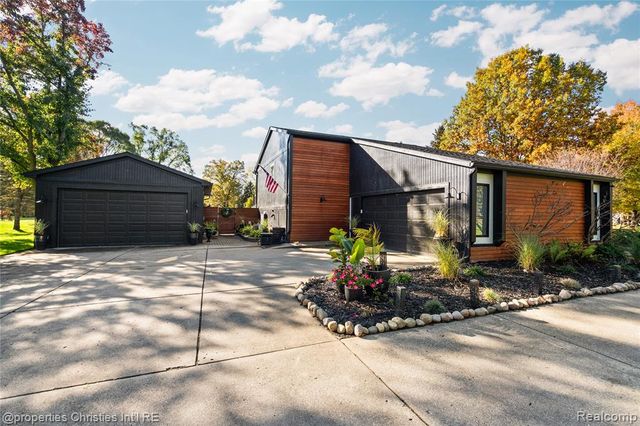 4301 Heatherwood Drive, Milford, MI 48381