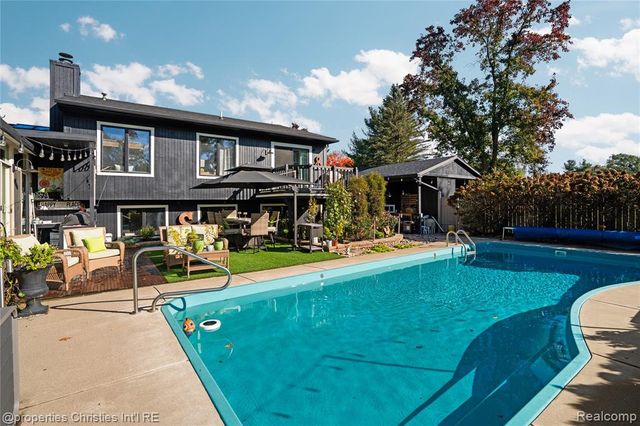 4301 Heatherwood Drive, Milford, MI 48381