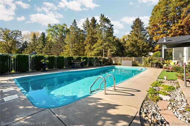 4301 Heatherwood Drive, Milford, MI 48381