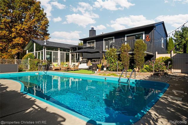 4301 Heatherwood Drive, Milford, MI 48381