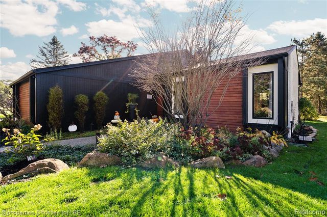 4301 Heatherwood Drive, Milford, MI 48381