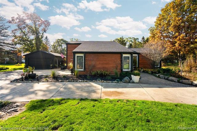 4301 Heatherwood Drive, Milford, MI 48381