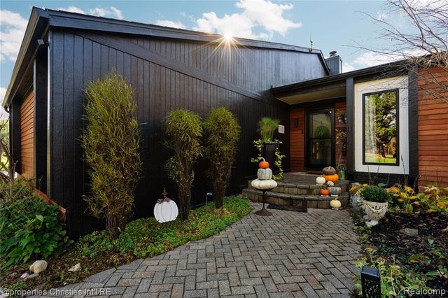 4301 Heatherwood Drive, Milford, MI 48381