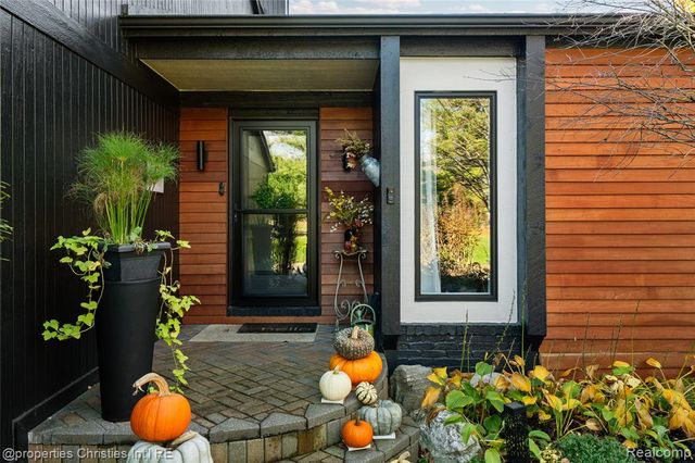 4301 Heatherwood Drive, Milford, MI 48381