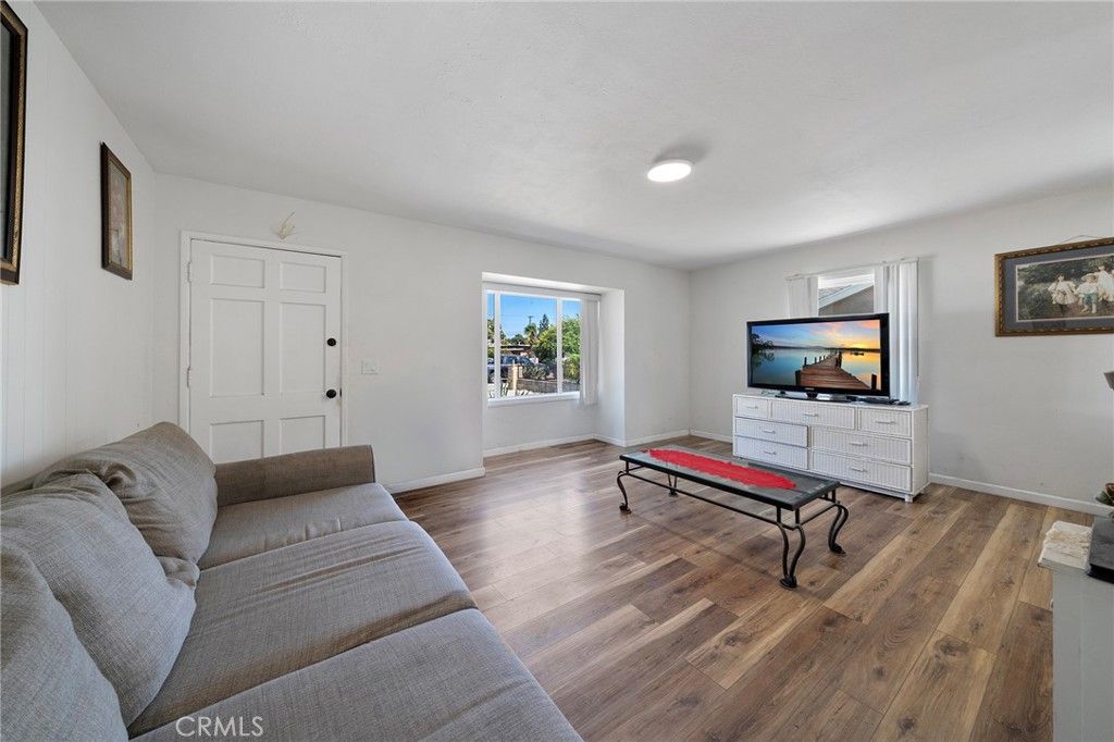 Image 3 of property listing at 543 N Angeleno Avenue, Azusa, CA 91702