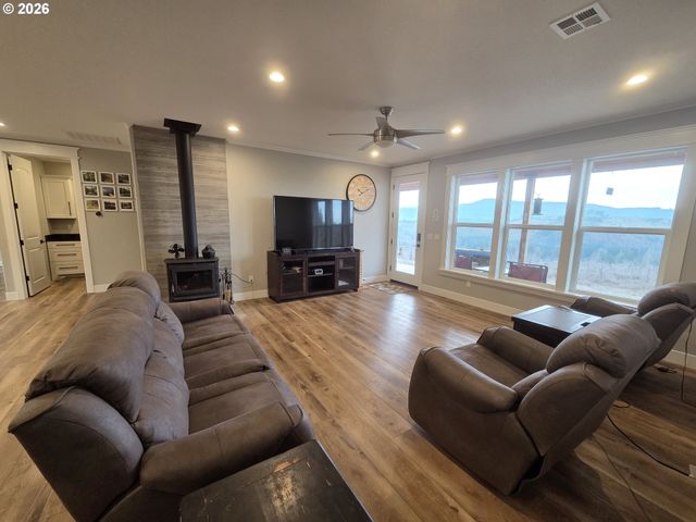 10855 KUBIN Rd Se, Lyons, OR 97358