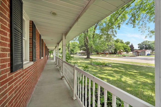 611 WAUBAUNUQUA TRAIL, De Pere, WI 54115