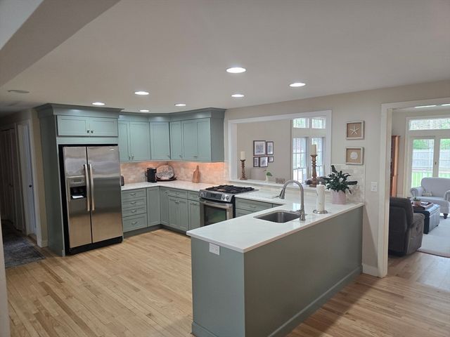 66 Bog River Bnd, Mashpee, MA 02649