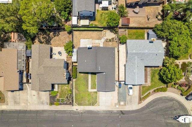 1733 Pine Ct, Oakley, CA 94561