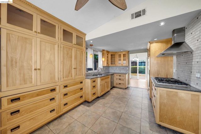 1733 Pine Ct, Oakley, CA 94561
