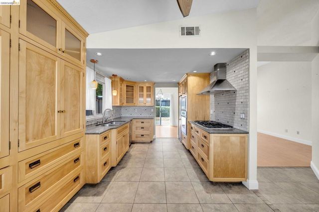 1733 Pine Ct, Oakley, CA 94561