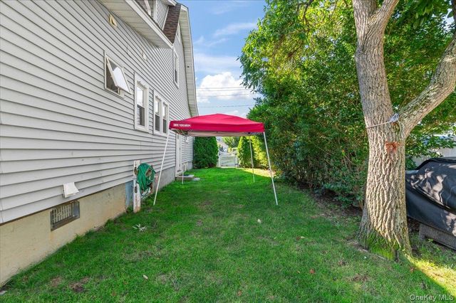 16 Marlboro Place, Bellmore, NY 11710