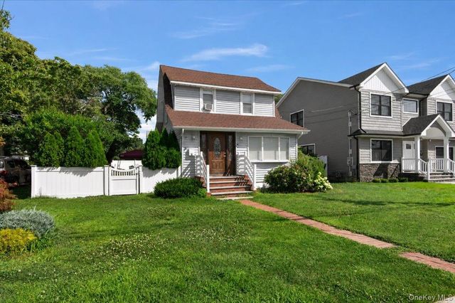 16 Marlboro Place, Bellmore, NY 11710