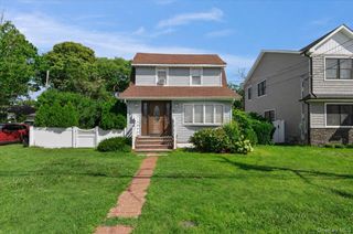 16 Marlboro Place, Bellmore, NY 11710