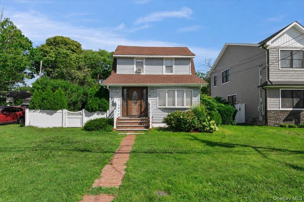16 Marlboro Place, Bellmore, NY 11710