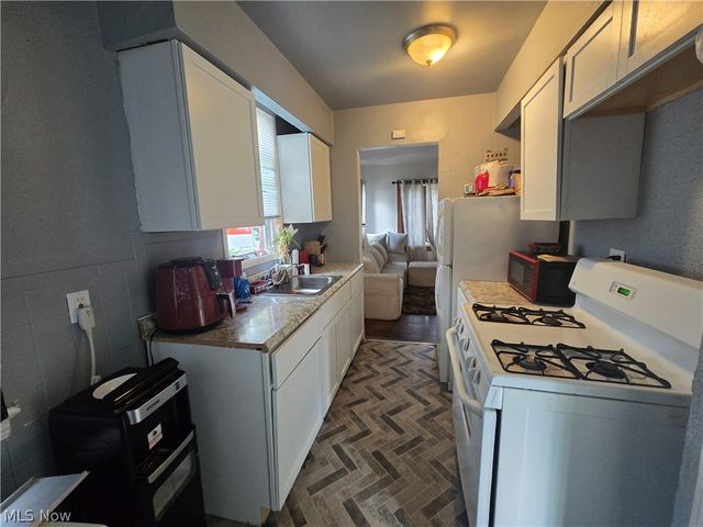 15908 Invermere Avenue, Cleveland, OH 44128