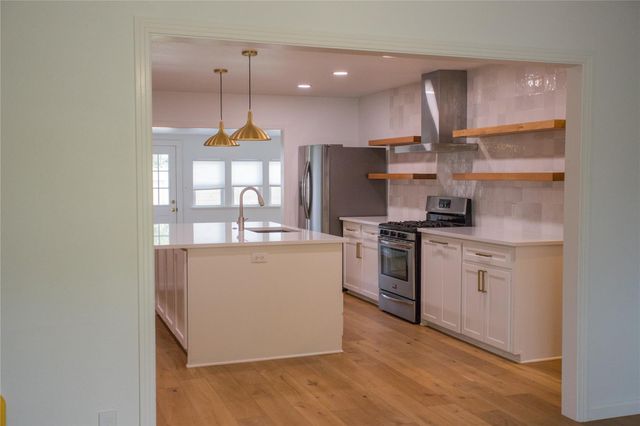 202 W Crestland DR, Austin, TX 78752