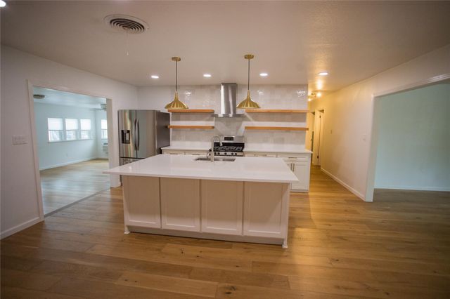202 W Crestland DR, Austin, TX 78752