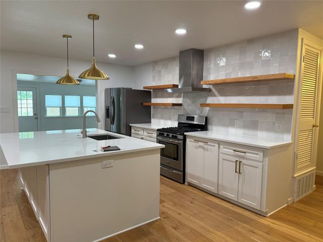 202 W Crestland DR, Austin, TX 78752