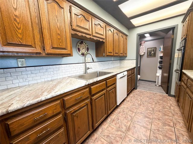 2210 W Golf Course Road, Tahlequah, OK 74464