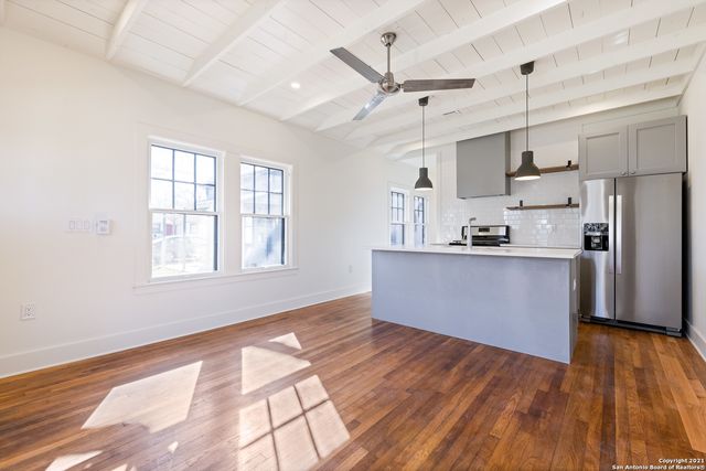 909 N MESQUITE ST, San Antonio, TX 78202