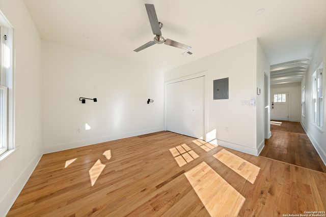 909 N MESQUITE ST, San Antonio, TX 78202