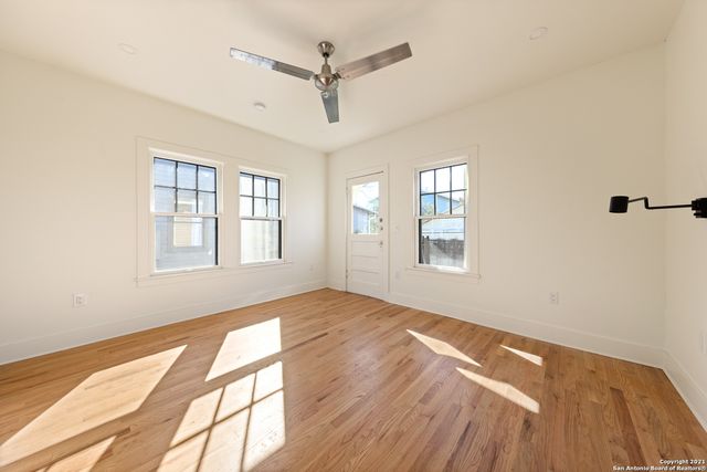 909 N MESQUITE ST, San Antonio, TX 78202