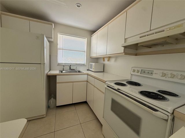 9001 Sunrise Lakes Blvd 208, Sunrise, FL 33322