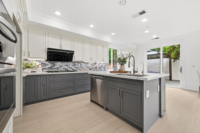 34306 Torrey Pine Ln, Union City, CA 94587