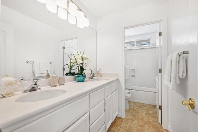 34306 Torrey Pine Ln, Union City, CA 94587