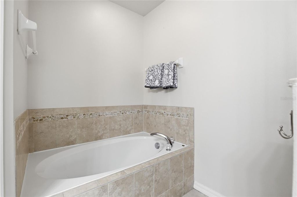 Image 18 of property listing at 5335 HIDDEN CYPRESS LANE, Oviedo, FL 32765