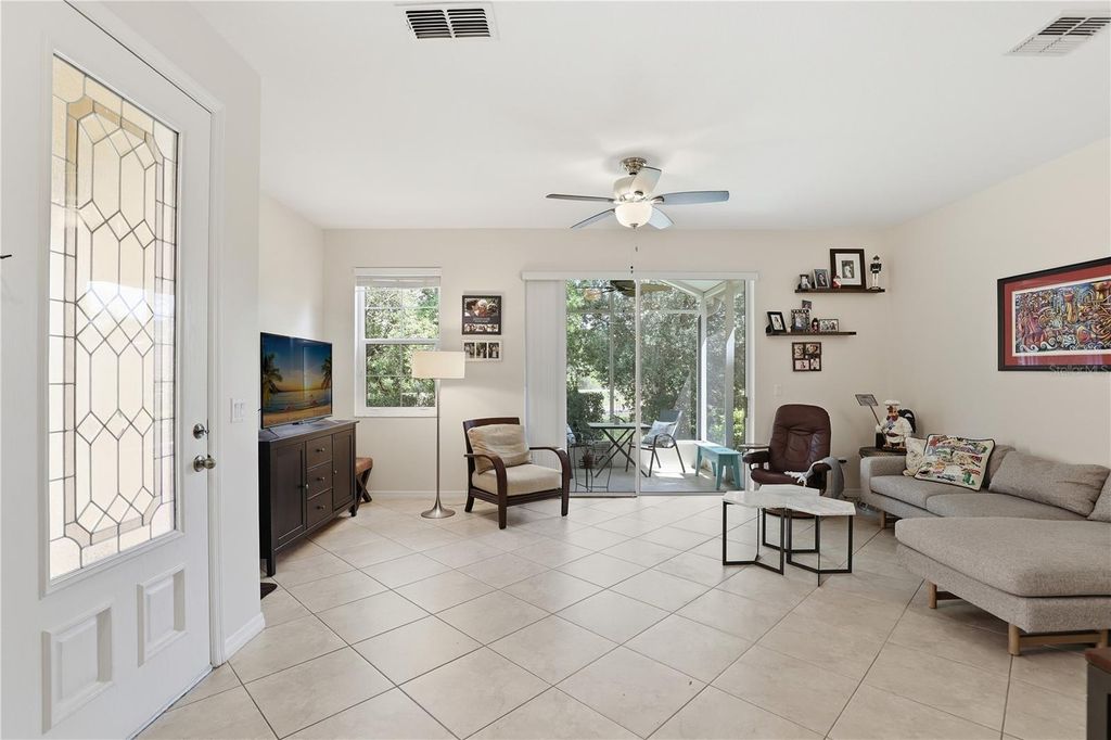 Image 4 of property listing at 5335 HIDDEN CYPRESS LANE, Oviedo, FL 32765
