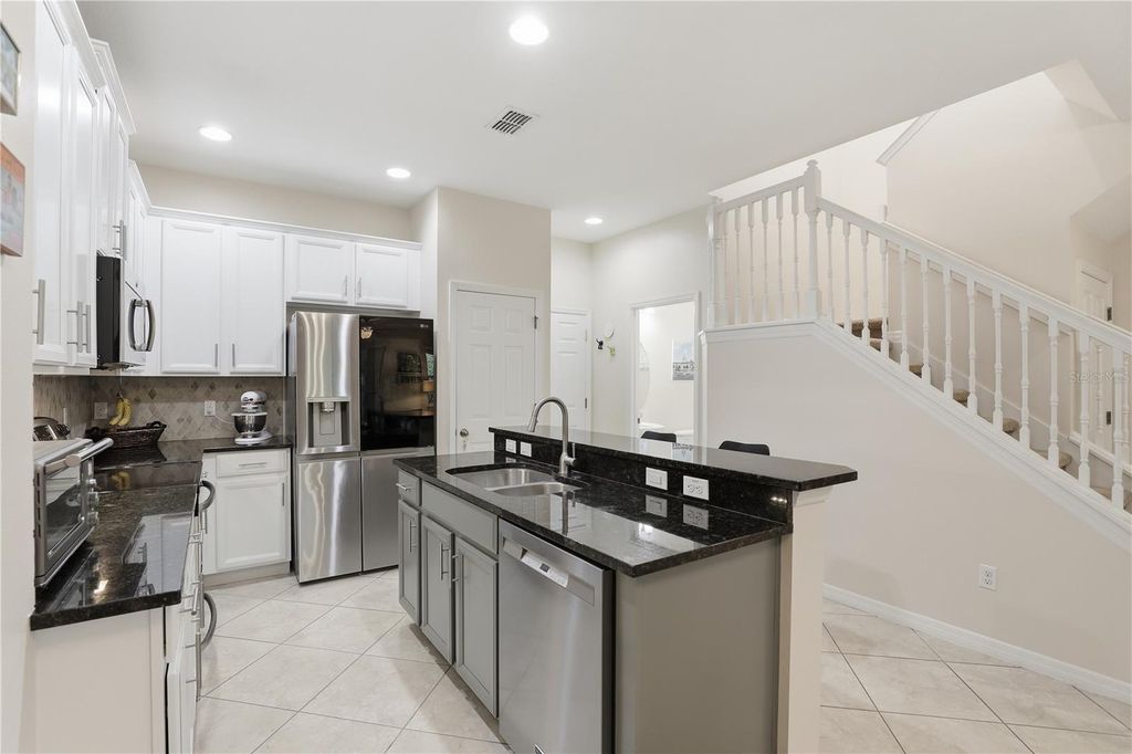 Image 10 of property listing at 5335 HIDDEN CYPRESS LANE, Oviedo, FL 32765