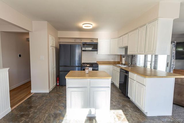15270 Cambridge Drive, Fraser, MI 48026