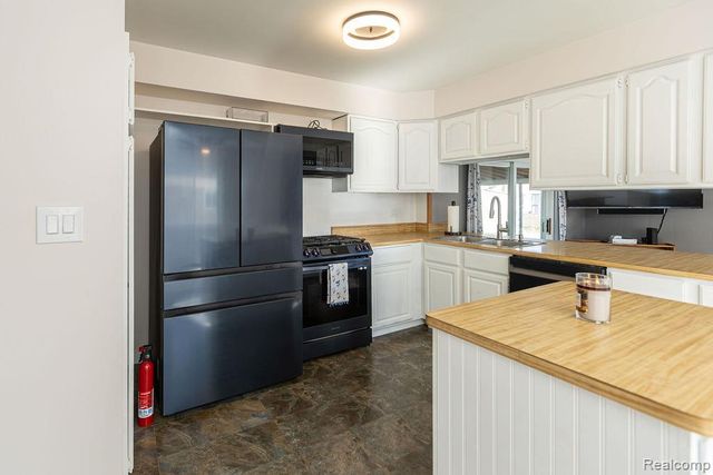 15270 Cambridge Drive, Fraser, MI 48026