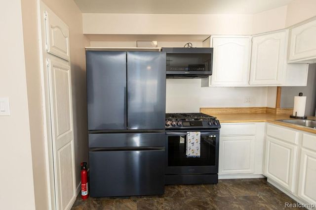 15270 Cambridge Drive, Fraser, MI 48026