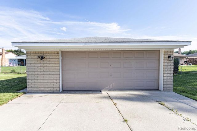 15270 Cambridge Drive, Fraser, MI 48026