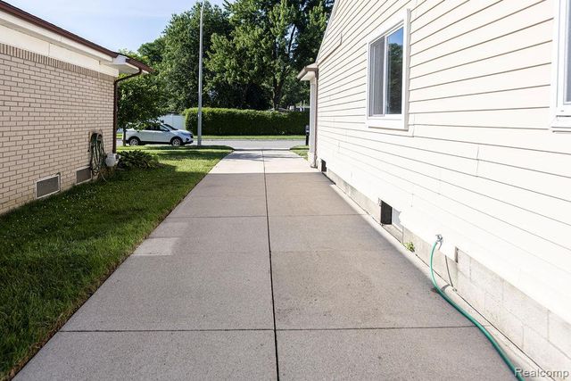 15270 Cambridge Drive, Fraser, MI 48026
