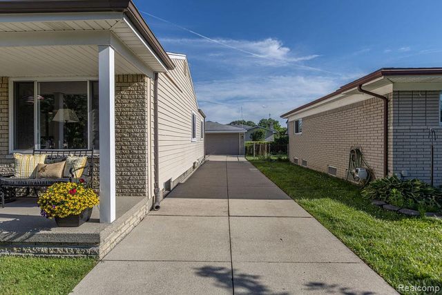 15270 Cambridge Drive, Fraser, MI 48026