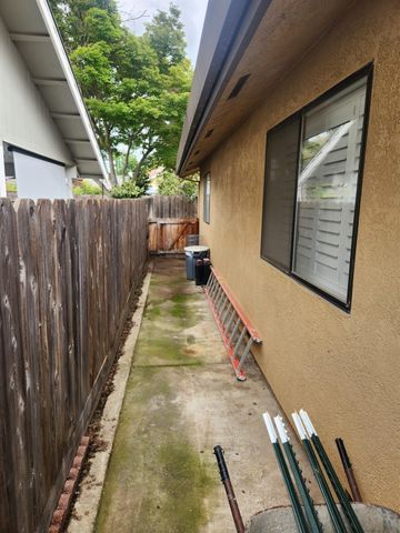 861 River Bluff Ct, Oakdale, CA 95361