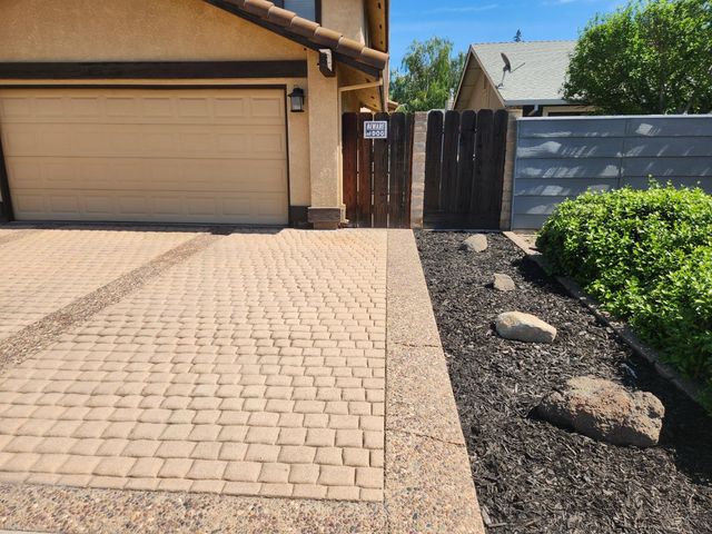 861 River Bluff Ct, Oakdale, CA 95361