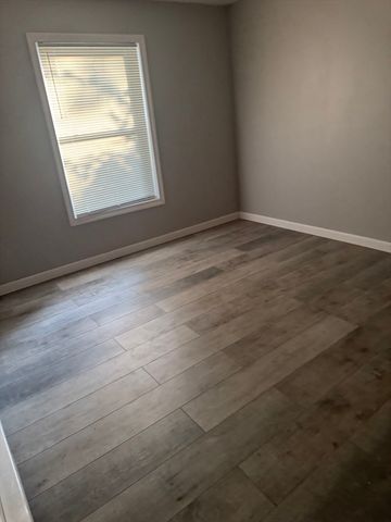8 Robertson Dr, Shrewsbury, MA 01545