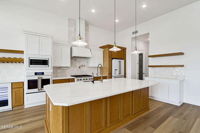 7437 CAVESON Road, El Paso, TX 79911