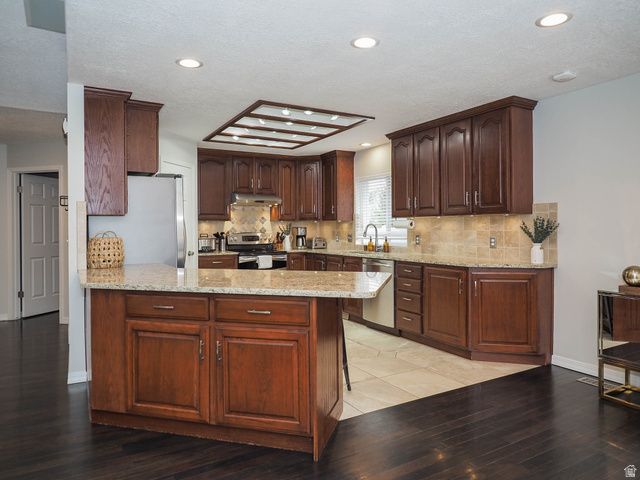 10193 S MAJESTIC CANYON RD, Sandy, UT 84092