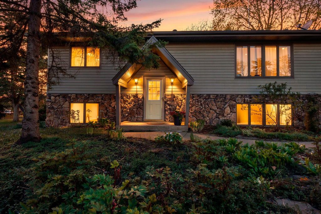 28508 Jocelyn Avenue, Chisago City, MN 55013