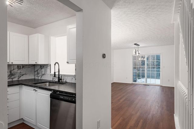 4049 Parkcove Drive, 19D, Columbus, OH 43230