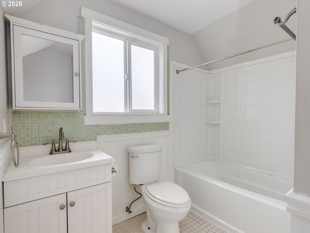 8530 Sw DAKOTA Dr, Tualatin, OR 97062