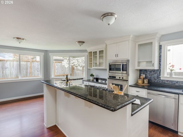 8530 Sw DAKOTA Dr, Tualatin, OR 97062